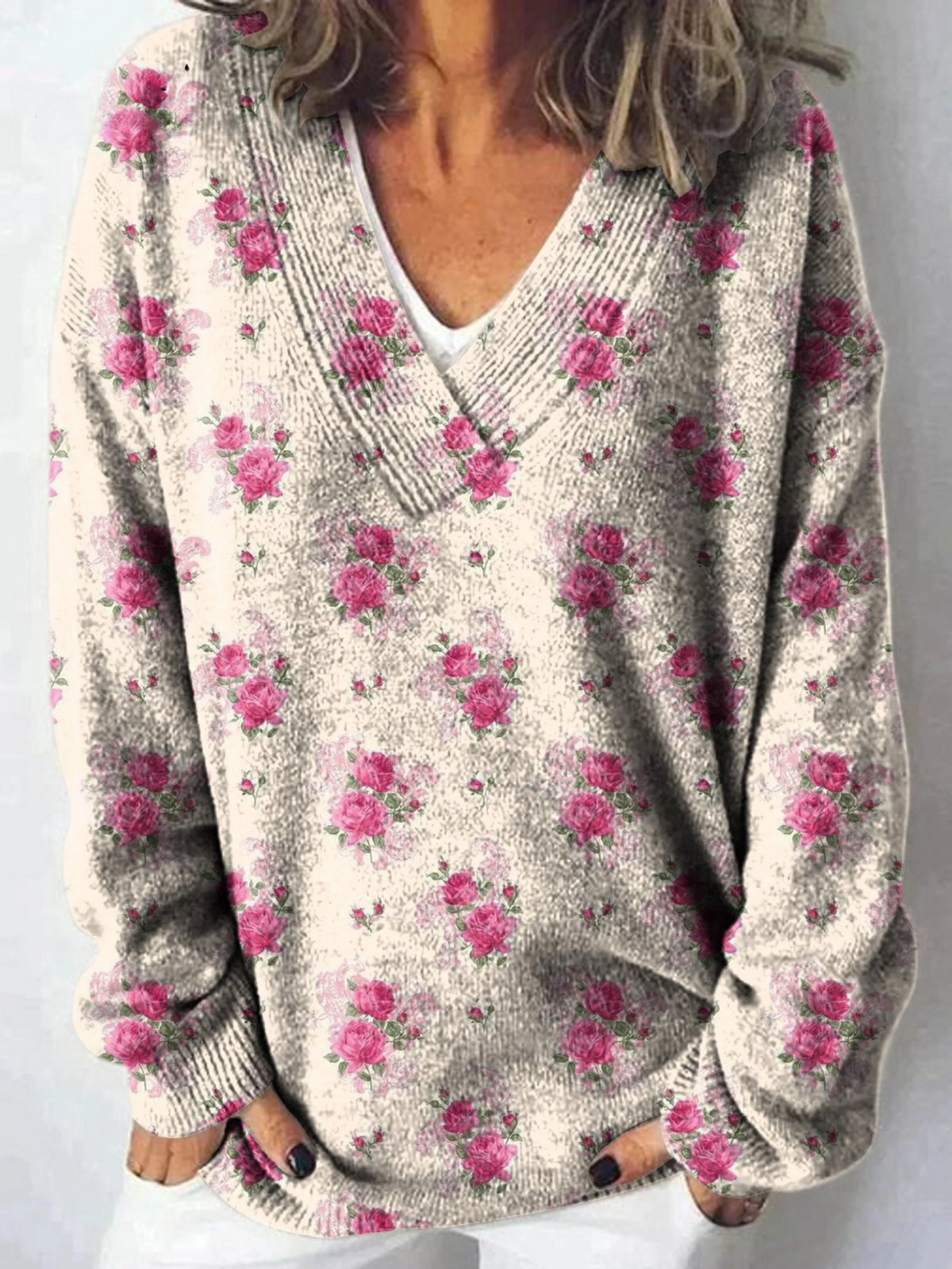 Sweter V-neck z nadrukiem w powtarzający się wzór róż francuskich akwarelą