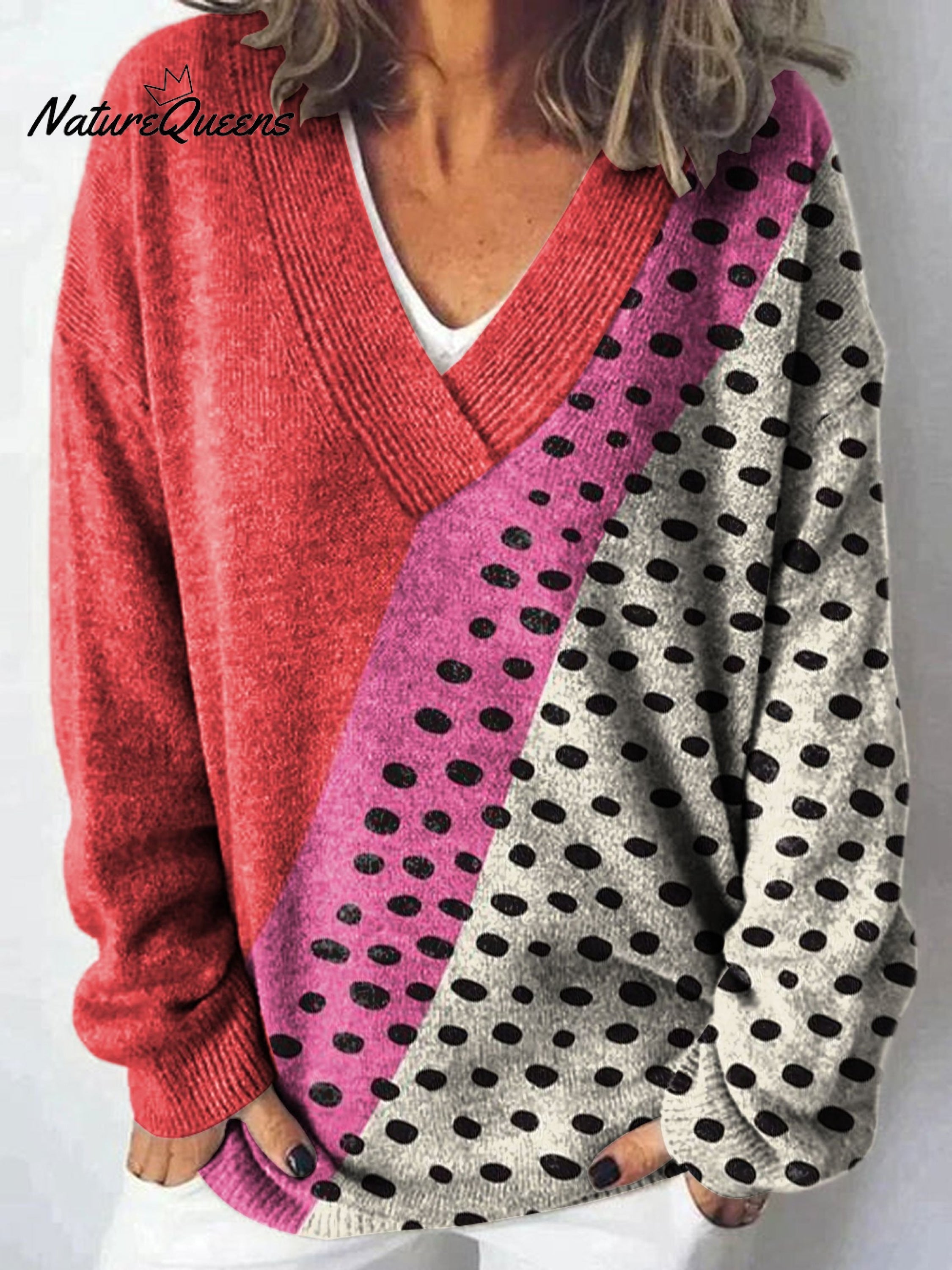Sweter z dekoltem w serek z nadrukiem